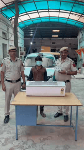 यमुना विहार: SBI ATM से AC का इनडोर यूनिट चोरी करते आरोपी को पुलिस ने रंगे हाथों पकड़ा
