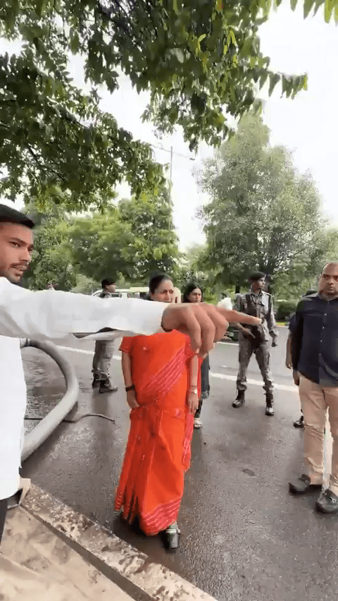 यमुना विहार: मुख्यमंत्री रेखा गुप्ता ने सड़क पर उतरकर जल भराव का निरीक्षण किया