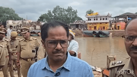 कर्वी: ज़िलाधिकारी और एसपी ने बाढ़ प्रभावित रामघाट का किया स्थलीय निरीक्षण