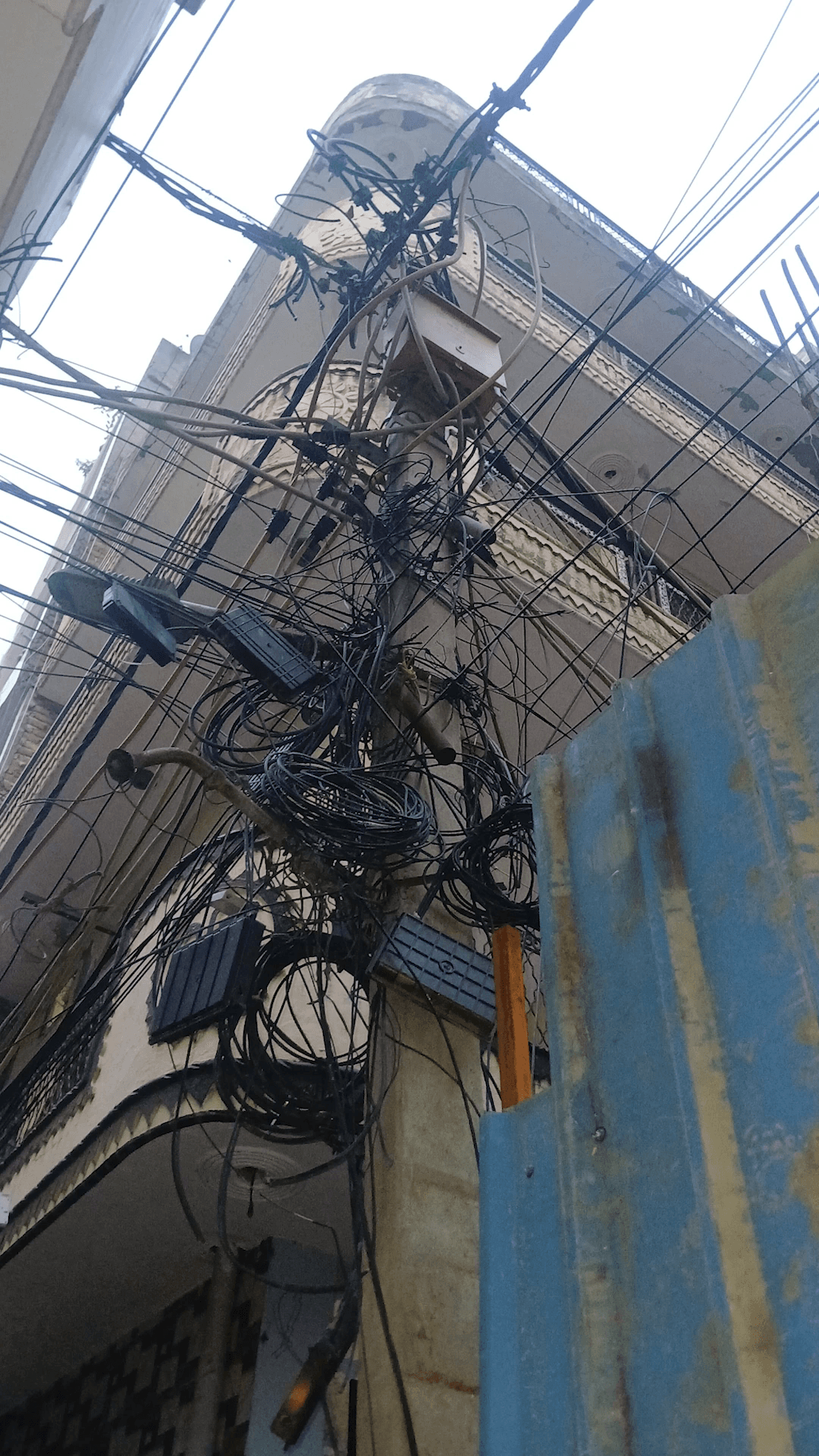 बिंदापुर में नाबालिग बच्चे की संदिग्ध मौत, परिवार का आरोप- तार टूटने से करंट लगने से गई जान
