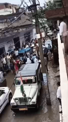 सांगानेर: जयपुर के वार्ड 149 में कांग्रेस प्रत्याशी के समर्थन में प्रचार करने आए विधायक शर्मा को लोगों ने दिखाए काले झंडे