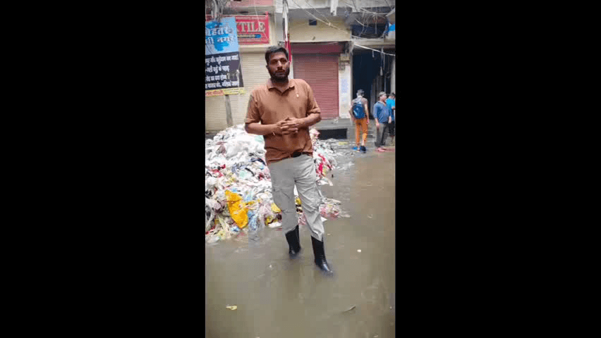 यमुना विहार: गांधीनगर में जल भराव और गंदगी से बुरा हाल, कांग्रेस प्रदेश उपाध्यक्ष हल्लन चौधरी ने उठाए सवाल