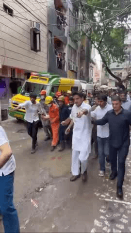 यमुना विहार: सत्य निकेतन इमारत हादसे पर पहुंचे कांग्रेस सांसद दीपेंद्र हुड्डा, बोले- 'एक-एक पल कीमती'