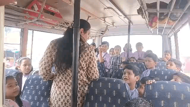 अमरपुर: 30 सीट की स्कूल बस में बच्चों को ठूंस-ठूंसकर बैठाया गया, जांच में खुली बड़ी लापरवाही
