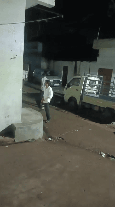 महोबा /हाथ में कट्टा,कुल्हाड़ी और मुंह में गाली..
ये हैं सदर कोतवाली क्षेत्र का मुहल्ला समद नगर..
पुलिस ने जांच शुरू की
