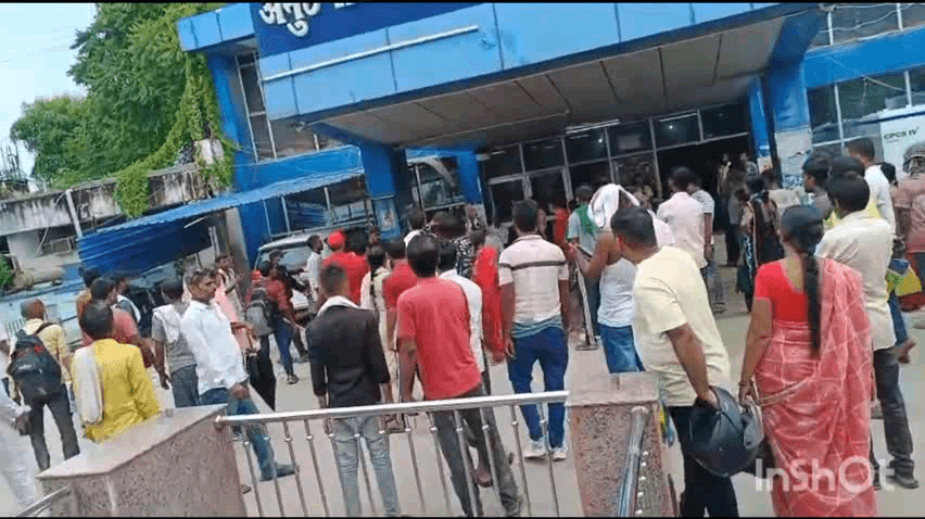 गया टाउन सीडी ब्लॉक: मगध मेडिकल में नवजात की हालत पूछने पहुंचे परिजनों की गार्ड से भिड़ंत, अधीक्षक कार्यालय के बाहर हुई झड़प