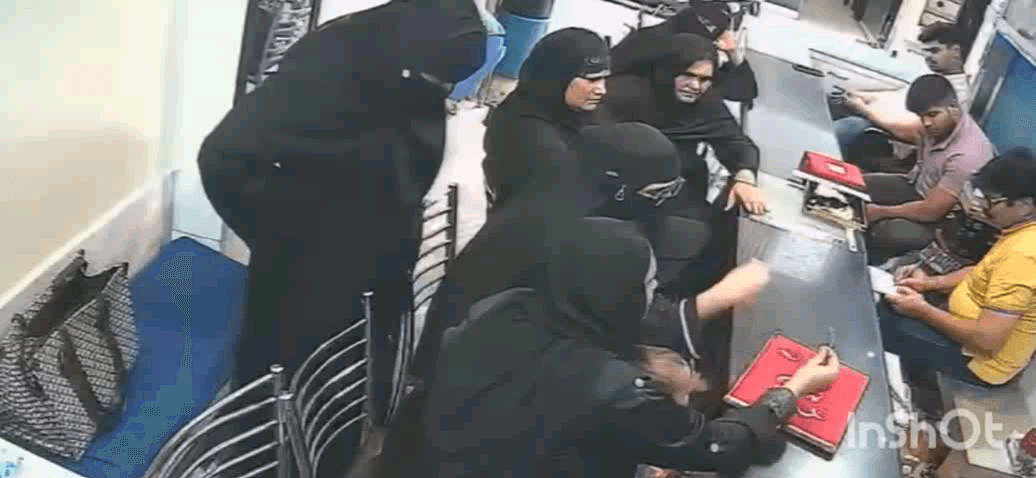 धामपुर: धामपुर के फल चौक पर एक ज्वेलर्स की दुकान से दो बुर्कानसी महिलाओं ने जेवरात खरीदने आई महिला का पर्स उड़ाया
