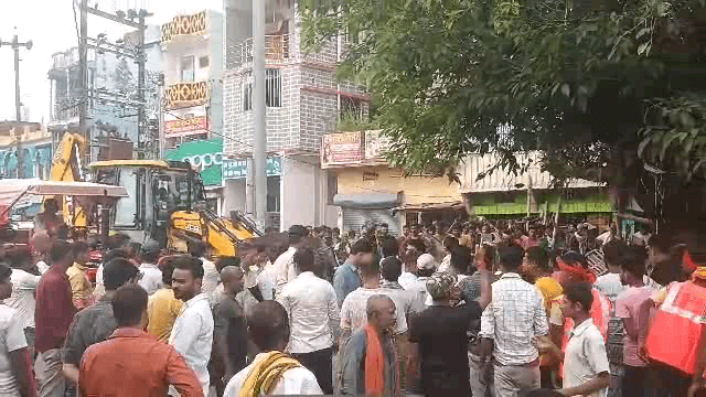 अमरपुर: अमरपुर बाजार में चला बुलडोजर, मचा हड़कंप!
गोलाचौक से बस स्टैंड तक अतिक्रमण पर कार्रवाई।