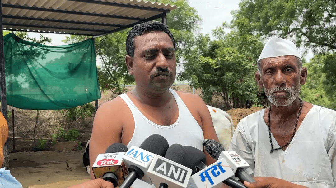 छत्रपती संभाजीनगर: बैलपोळ्यावर दुष्काळाचे सावट,पाऊस नसल्याने शेतकऱ्यांना बादलीत पाणी घेऊन बैल धुवण्याची वेळ :शेतकरी भालेकर
