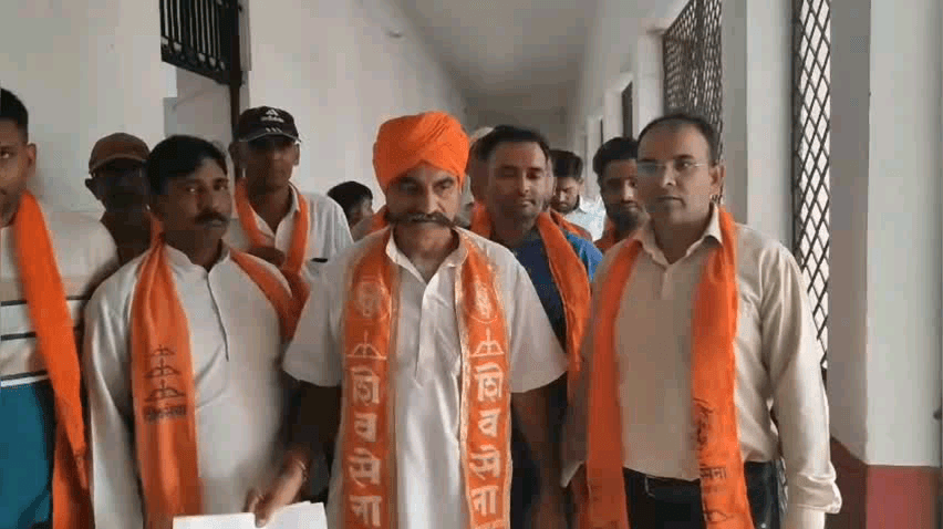 चांदपुर: चांदपुर में एसडीएम कार्यालय पर शिवसेना के कार्यकर्ताओं ने धनोरा मार्ग अधर में लटके होने पर किया प्रदर्शन