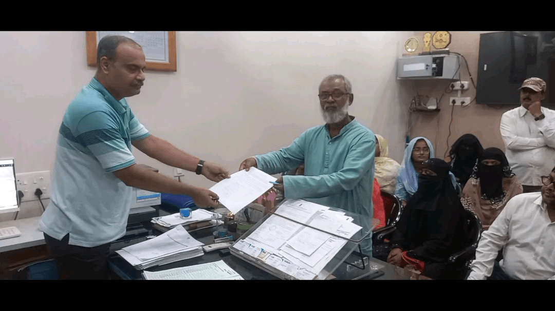 নাকাশিপাড়া: হরনগর পঞ্চায়েত প্রধান ও উপপ্রধানের প্রতি অনাস্থা প্রস্তাব বিডিওকে জমা