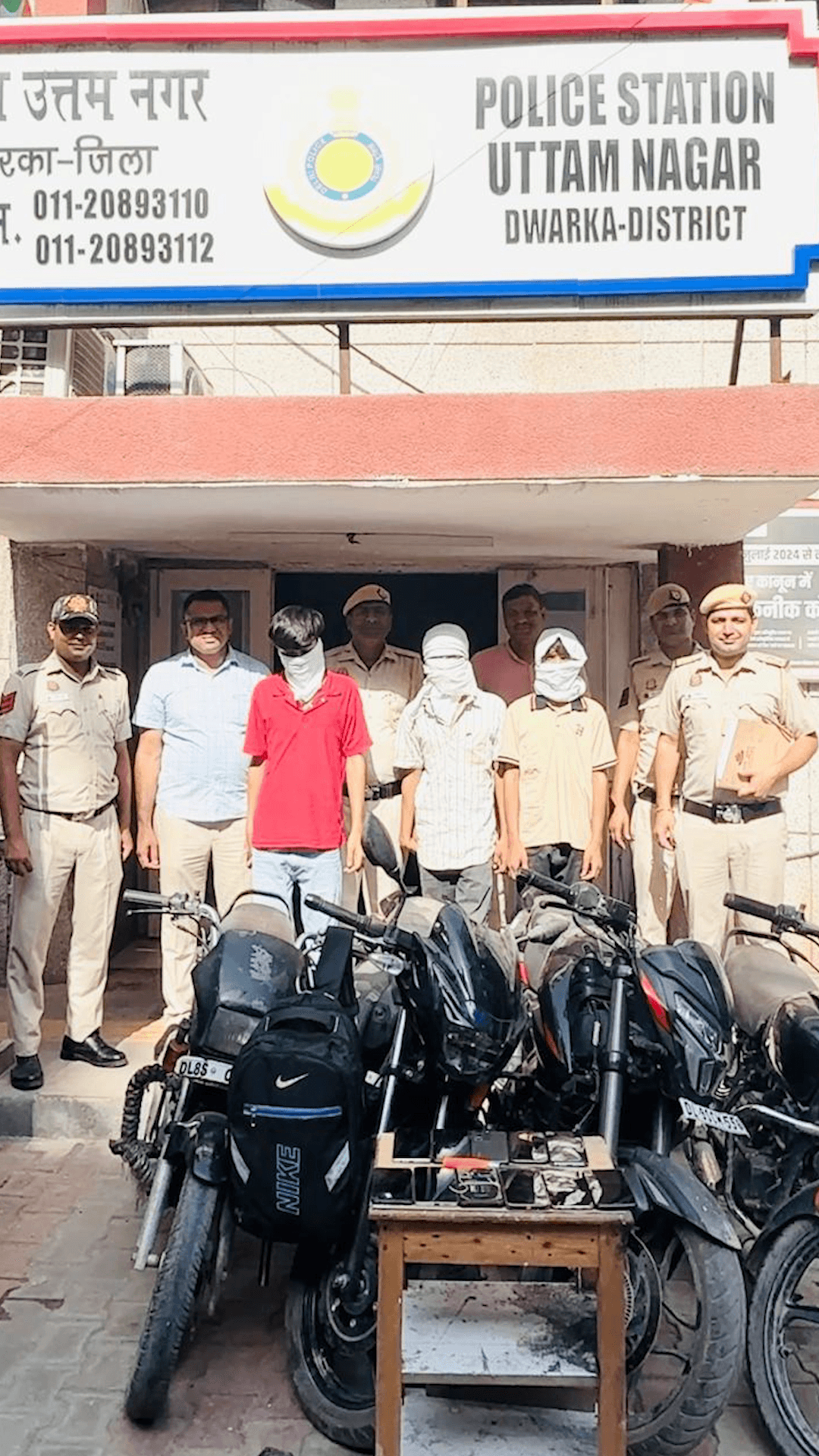 उत्तम नगर थाना पुलिस ने 14 मोबाइल, मोटरसाइकिल बरामद कर 3 साथियों को किया गिरफ्तार