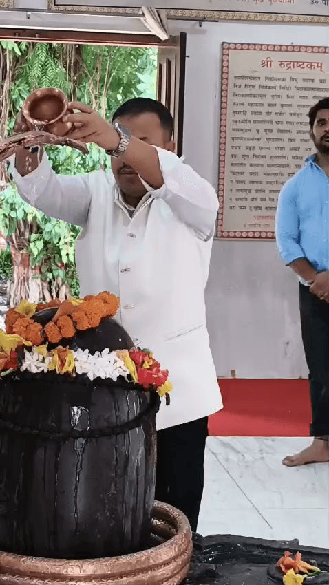 आज मित्र एडवोकेट पोद्दार साहब के साथ बैठा था। मैंने पोद्दार साहब से कहा—“चलिए, आपको एक ऐसे अद्भुत मंदिर के दर्शन कराता ह