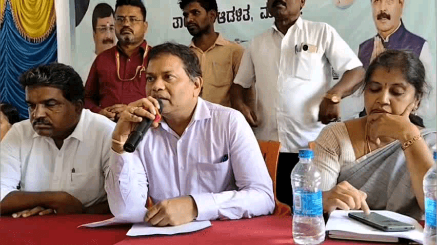 ಮಳವಳ್ಳಿ: ತಾಲ್ಲೂಕಿನ ಹಲಗೂರಿನಲ್ಲಿ ನಡೆದ ಪ್ರಜಾಸೇವಾ ಆಂದೋಲನದಲ್ಲಿ ವಿವಿಧ ಸಮಸ್ಯೆಗಳ ಕುರಿತು ಅರ್ಜಿ ಸಲ್ಲಿಕೆ