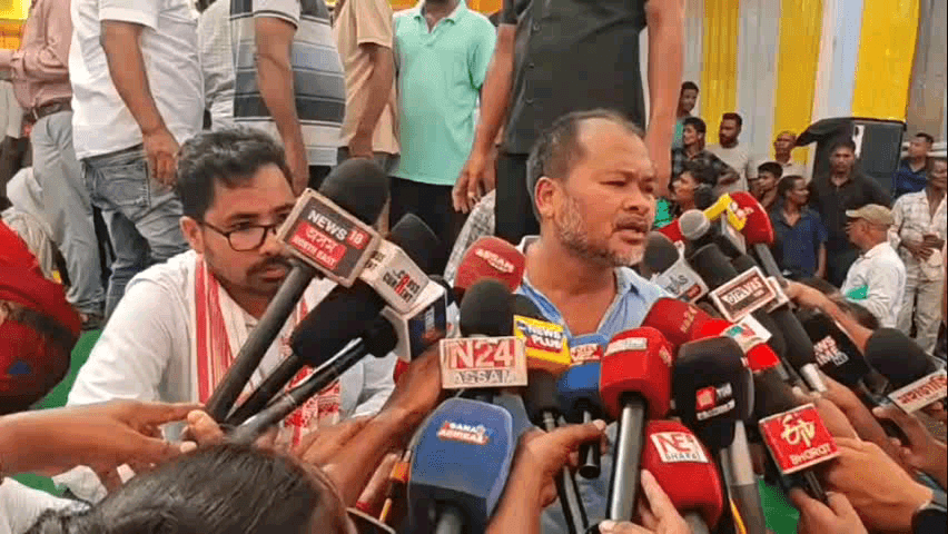 শিৱসাগৰ: বানপানীৰ কথা পাহৰি লৈ মুখ্যমন্ত্ৰীয়ে নগাঁৱৰ নিৰ্বাচনৰ কথা কৈ আছে বুলি শিৱসাগৰত বিধায়ক অখিল গগৈৰ তীব্ৰ কটাক্ষ