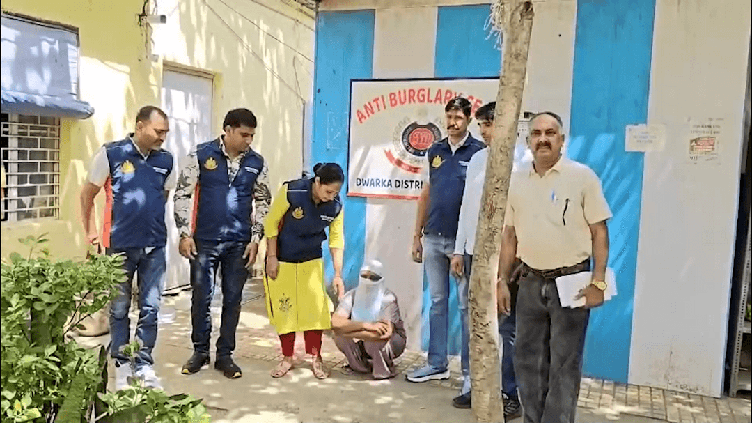 पांच मामलों में कोर्ट द्वारा भगोड़ा घोषित शख्स को द्वारका एंटी बरगलरी सेल ने कराला से दबोचा