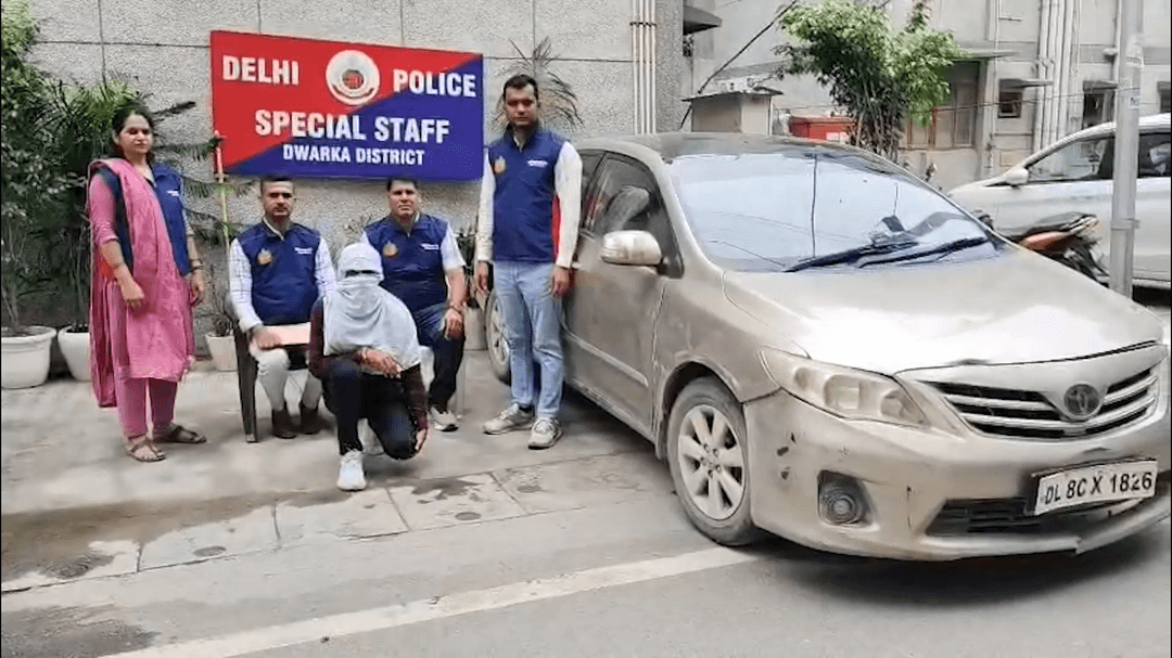 विशेष पुलिस दल ने बाबा हरिदास नगर में हरियाणा से लाई अवैध शराब के साथ महंगी गाड़ी पकड़ी