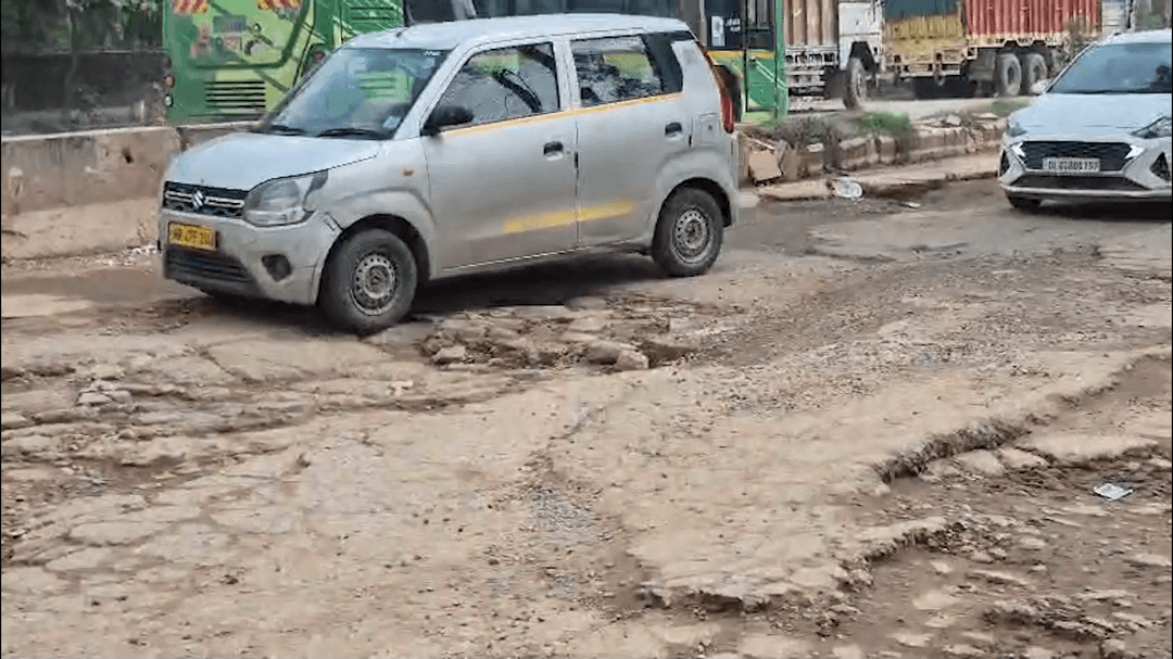 मित्राऊ में सड़क पर बड़े गड्ढे से हिचकोले खा रही DTC बसें, लोगों को हादसे का डर