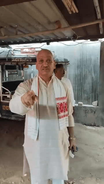 यमुना विहार: ताहीरपुर में अवैध ई-रिक्शा चार्जिंग स्टेशन पर पार्षद वीर सिंह पवार ने मारा छापा