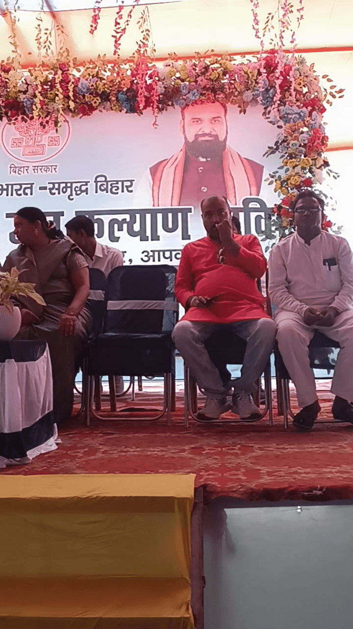 गोगरी के दुर्गा स्थान में शिविर का आयोजन किया गया 24 विभाग के स्टॉल लगाया गया अधिकारी के अलावा जनप्रतिनिधि एवं अन्य लोग