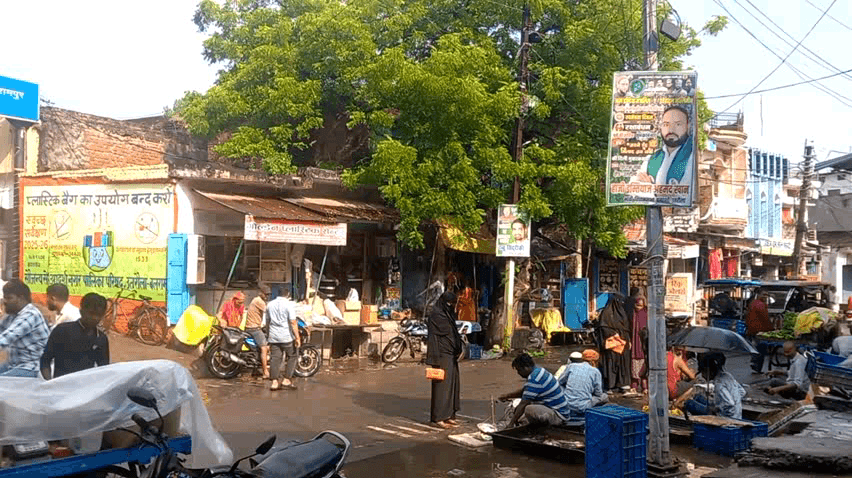 उतरौला: उतरौला तहसील क्षेत्र में आज मंगलवार को मौसम ने लोगों को हैरान कर दिया, तेज धूप के बीच अचानक झमाझम बारिश हुई