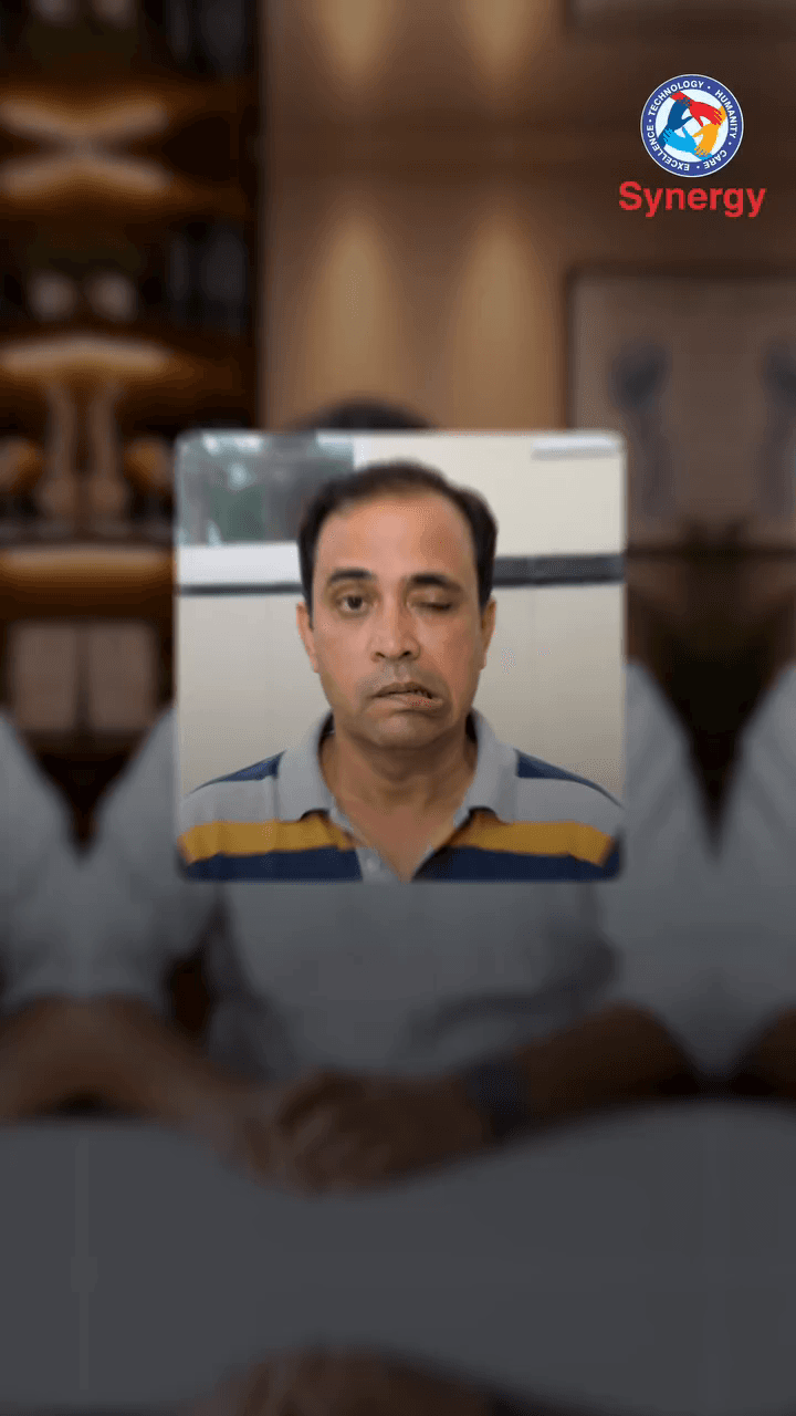 क्या चेहरे का एक तरफ टेढ़ा हो जाना हमेशा स्ट्रोक का संकेत होता है? 🤔 नहीं!
यह Facial Palsy (Bell’s Palsy) भी हो सकता है, जो अक्सर वायरल संक्रमण के बाद facial nerve में सूजन के कारण होता है। सही समय पर इलाज शुरू होने पर कई मरीज पूरी तरह ठीक हो जाते हैं।
अगर अचानक चेहरे का एक हिस्सा टेढ़ा हो जाए, आंख बंद करने में परेशानी हो या मुस्कुराने में दिक्कत हो, तो तुरंत न्यूरोलॉजिस्ट से परामर्श लें।
👨⚕️ डॉ. दियाम शर्मा
सीनियर न्यूरो एवं स्पाइन सर्जन
🏥 Synergy Mukundam Hospital
📍 863-A, Mahesh Hostel के सामने, Bombay Motor Circle, Jodhpur
📞 0291 2634455 | +91 7073304803