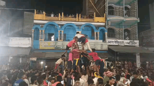 अमरपुर: 40 फीट ऊंचा मटका… नीचे खड़ी भीड़ की धड़कनें तेज, ₹51 हजार की इनामी जंग में तीन टीमों ने लगाया दम।