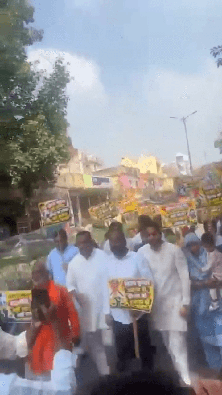 त्रिलोकपुरी में सफाई कर्मी दीपक की मौत के मामले को लेकर प्रदर्शन, AAP पार्षद विजय कुमार के इस्तीफे की मांग