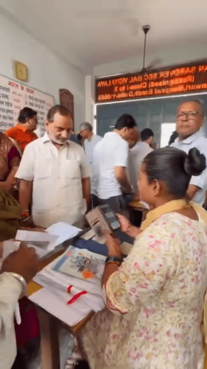 यमुना विहार: घोंडा विधानसभा क्षेत्र में विधायक अजय महावर ने SIR कैंप का निरीक्षण कर व्यवस्थाओं का जायजा लिया