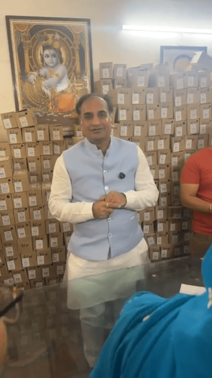 यमुना विहार: पीएम मोदी के जन्मदिन के उपलक्ष्य में झिलमिल पार्षद पंकज लूथरा 20 हजार चप्पल बांट रहे हैं