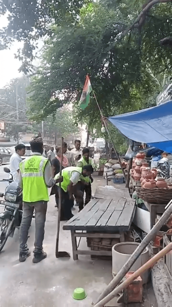 यमुना विहार: कृष्णा नगर की महिला कॉलोनी में MCD ने अतिक्रमण के खिलाफ कार्रवाई की