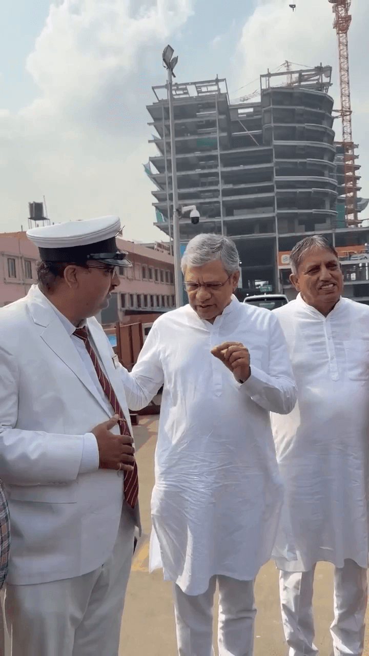 माननीय रेल मंत्री श्री अश्विनी वैष्णव जी ने अहमदाबाद रेलवे स्टेशन पर रेल कर्मचारियों के साथ संवाद किया।