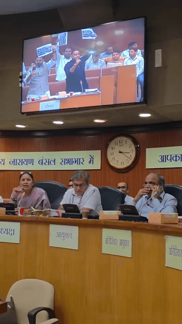 यमुना विहार: एमसीडी की अस्थाई समिति की बैठक में आम आदमी पार्टी के पार्षद प्रवीण कुमार ने सत्य सत्य निकेतन हादसे का मामला उठाया