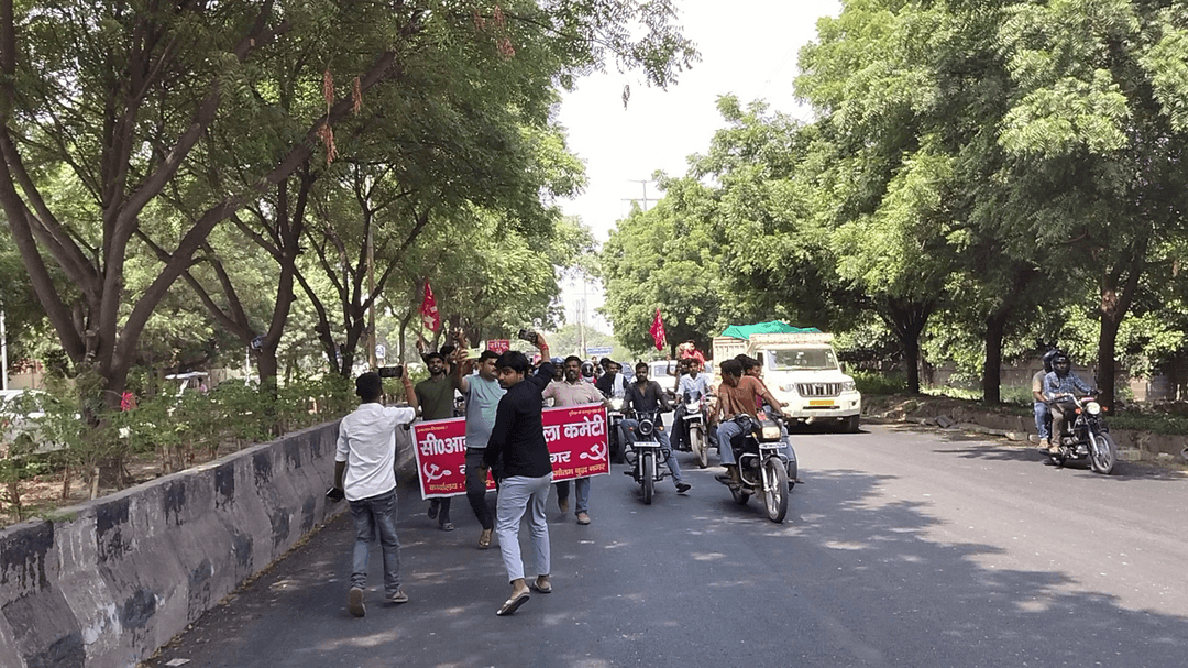 सीटू के बैनर तले थाना सेक्टर 142 नोएडा पर प्रदर्शन करने जाते हुए वेंडर्स