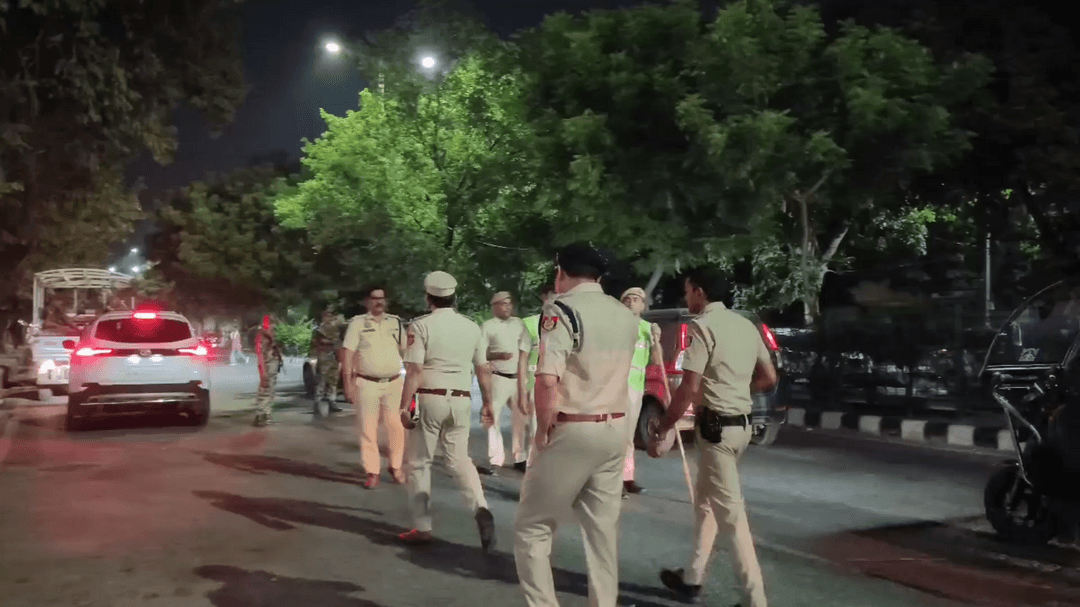 आस्था कुंज गैंग रेप के बाद, द्वारका के वेगास मॉल के बाहर पुलिस सख्त; डीसीपी की मौजूदगी में रात में चेकिंग