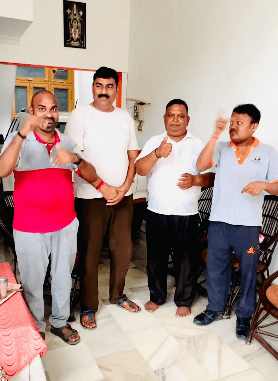विशेष लोग आए, जो बोल और सुन नहीं सकते। उनसे मिलकर लगा जैसे शब्दों के बिना भी दिल से दिल का रिश्ता बन सकता है। उनकी मुस्कान, सादगी और अपनापन मन को छू गया