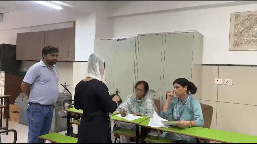 विकासपुरी: SIR कैंप में वोटर लिस्ट सुधार और सत्यापन के लिए पहुंच रहे मतदाता