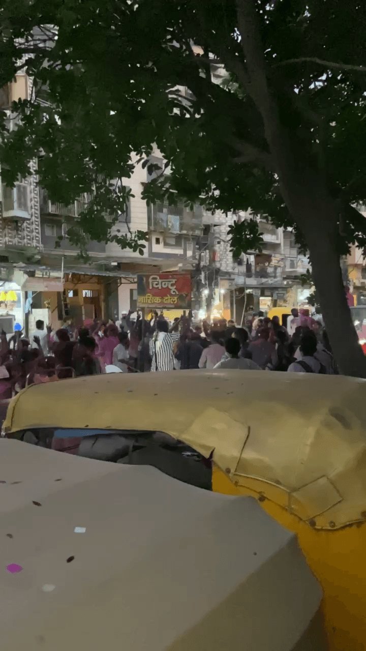 Poorvi Delhi Ke B Block Mandawali Me Ganesh Visarjan Yatra Ke Dauran Nahi Dikhe Suraksha Ke Intezam.
