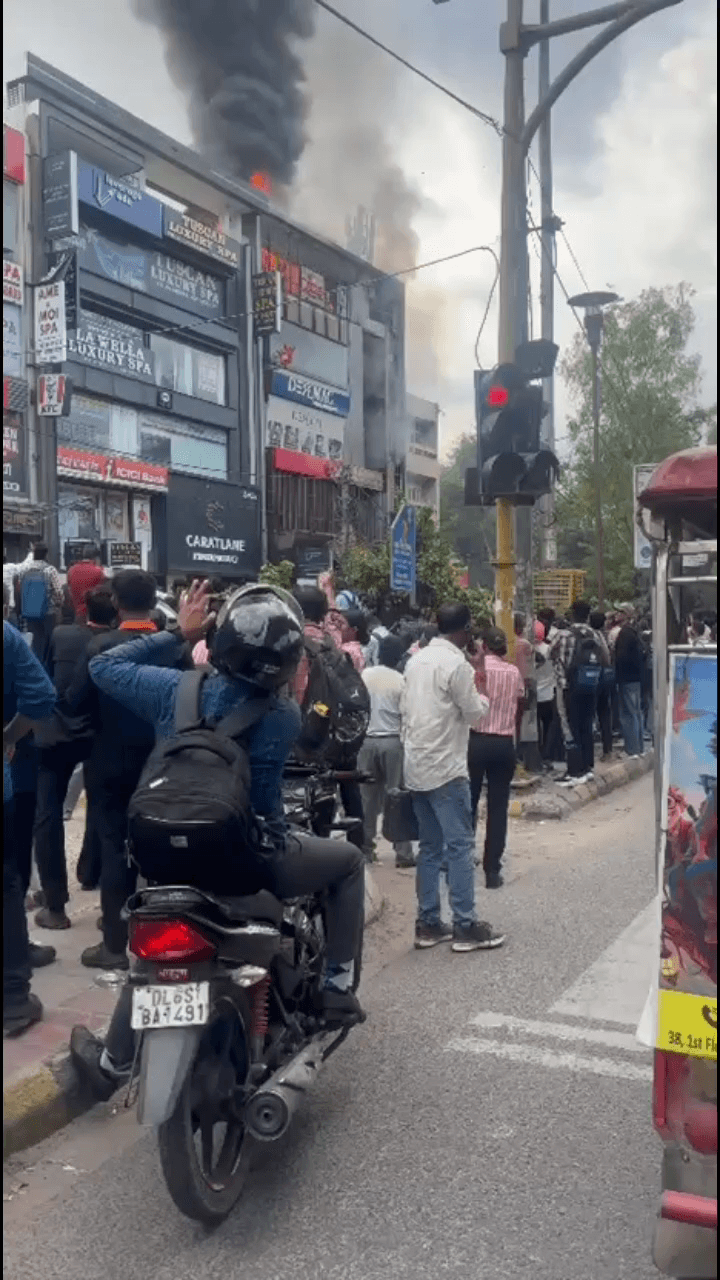 यमुना विहार: मॉडल टाउन-2 की इमारत की ऊपरी मंजिल पर आग, 23 दमकल गाड़ियों ने मोर्चा संभाला, 30 लोग सुरक्षित निकाले गए