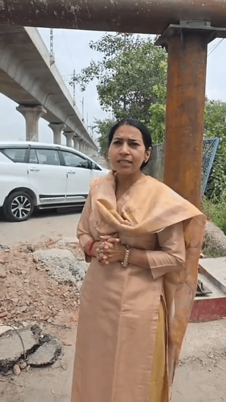 पार्षद मुनेश डेढ़ा ने हिंडन नहर रोड पर लगे बैरियर का विरोध किया