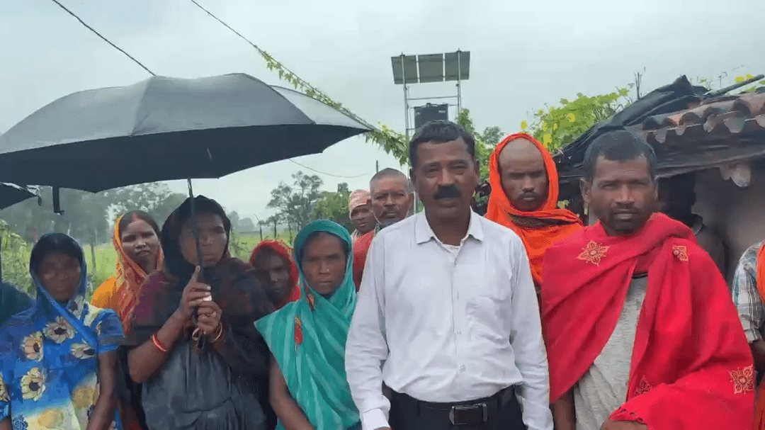 चेटर रेलवे स्टेशन के नाला से मिली लडकी की शव की हुई पहचान. परिजनो ने रेलवे पुलिस. और प्रशासन से लगाई न्याय की गुहार. पंचायत समिति सदस्य अयुब खान ने की परिजनों से मुलाकात