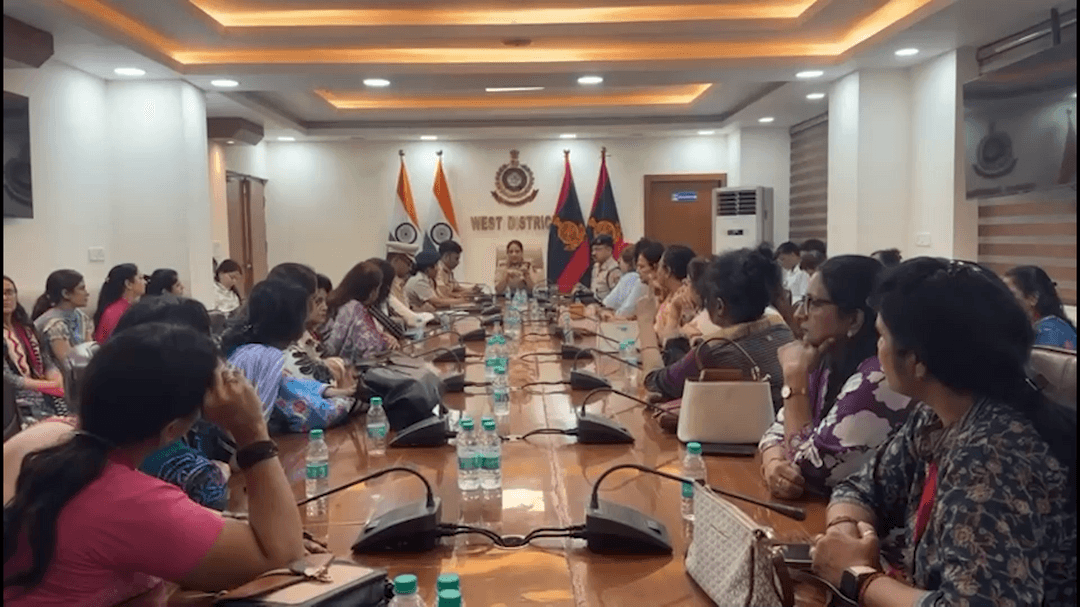 जनकपुरी में महिला सुरक्षा को लेकर दिल्ली पुलिस का सीधा संवाद