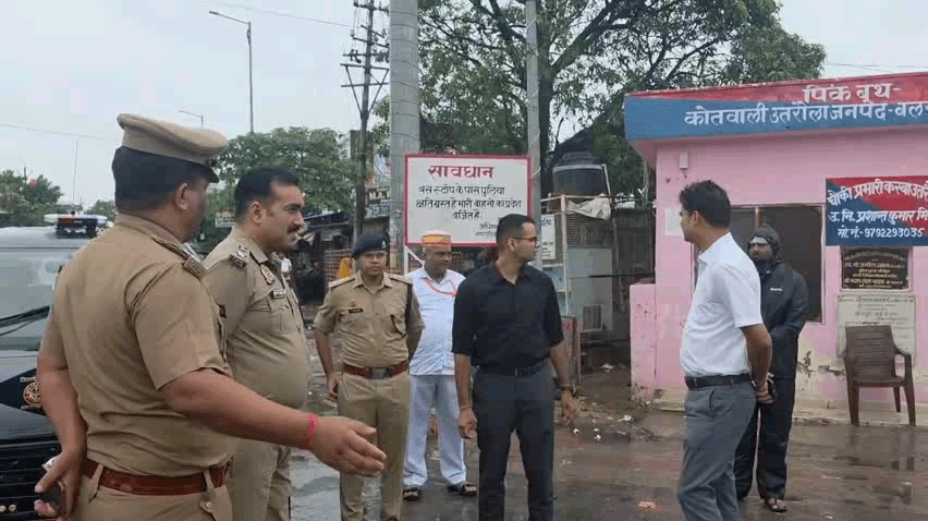 उतरौला: डीएम ने तहसील उतरौला में प्रभावित क्षेत्रों का निरीक्षण किया, विद्युत आपूर्ति युद्ध स्तर पर बहाल करने के दिए निर्देश