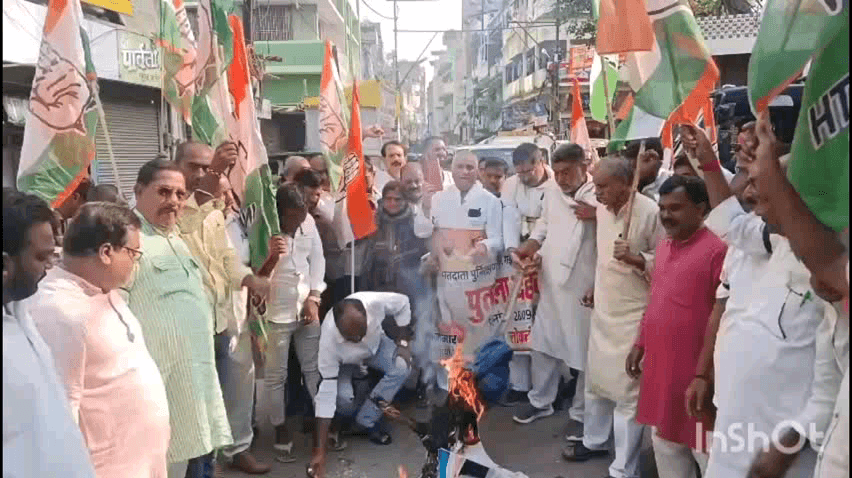 गया टाउन सीडी ब्लॉक: चुनाव आयोग के खिलाफ कांग्रेस का प्रदर्शन: राजेंद्र आश्रम के सामने पुतला फूंका, नेता-कार्यकर्ता हिरासत में