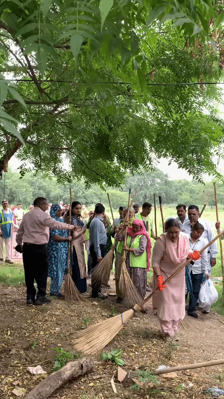 यमुना विहार: दिल्ली के पुराने लोहे के पुल पर MCD ने चलाया स्वच्छता अभियान, सत्य शर्मा ने किया श्रमदान