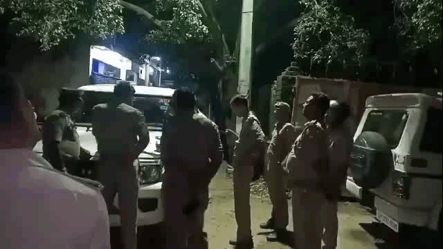मलिहाबाद: मलिहाबाद में युवक ने रंजिश के चलते बैठे हुए लोगों पर चढ़ाई गाड़ी