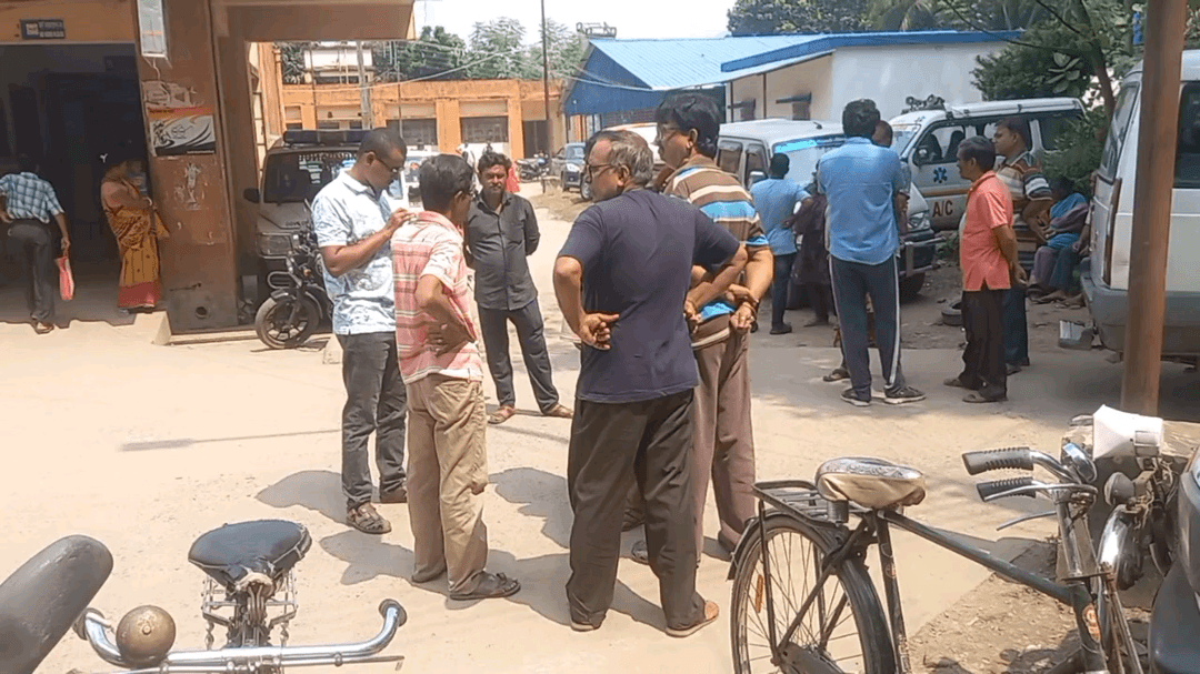 নাকাশিপাড়া: ফের দূর্ঘটনা নাকাশিপাড়ায় ছোট শিমলায় বাইক দূর্ঘটনায় প্রান গেল বেথুয়াডহরী ফুলতলার এক ব্যাক্তির
