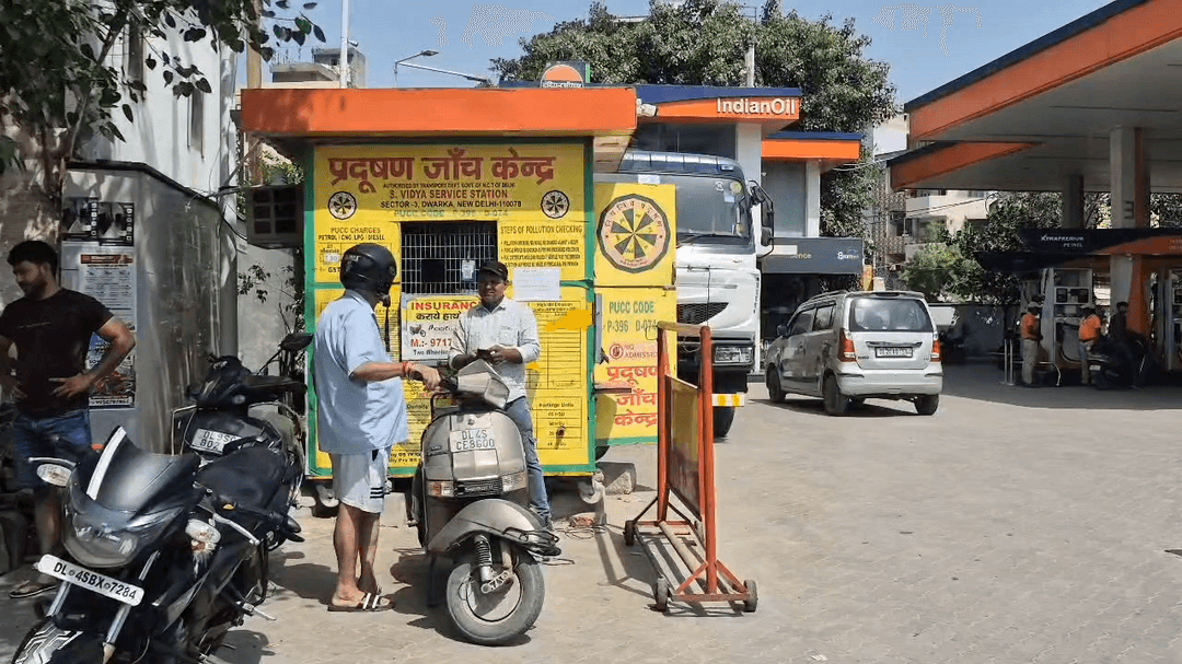 राजपुरी : दिल्ली में "NO PUC, NO FUEL" नियम हुआ लागू, पेट्रोल स्टेशन पर निगरानी और आदेश को लेकर असमंजस