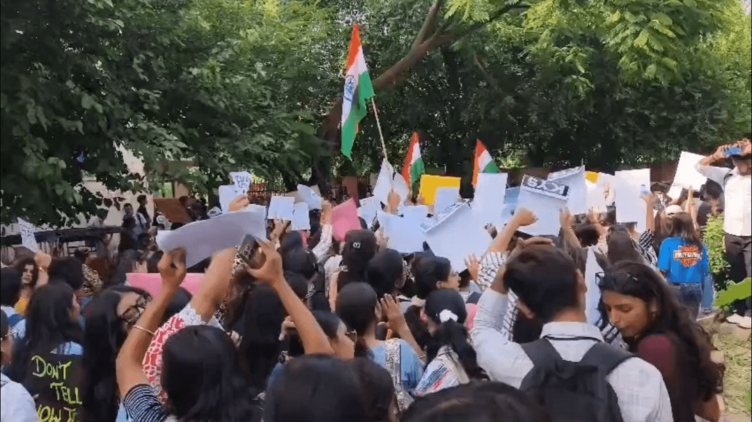 राजधानी कॉलेज की छात्राओं ने महिला सुरक्षा को लेकर किया जोरदार प्रदर्शन