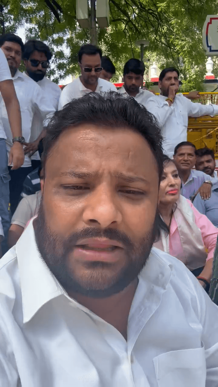 AAP विधायक कुलदीप कुमार ने एसीपी विवेक भगत पर FIR दर्ज करने की मांग की, कहा- 'एक देश दो कानून नहीं चलेगा!'